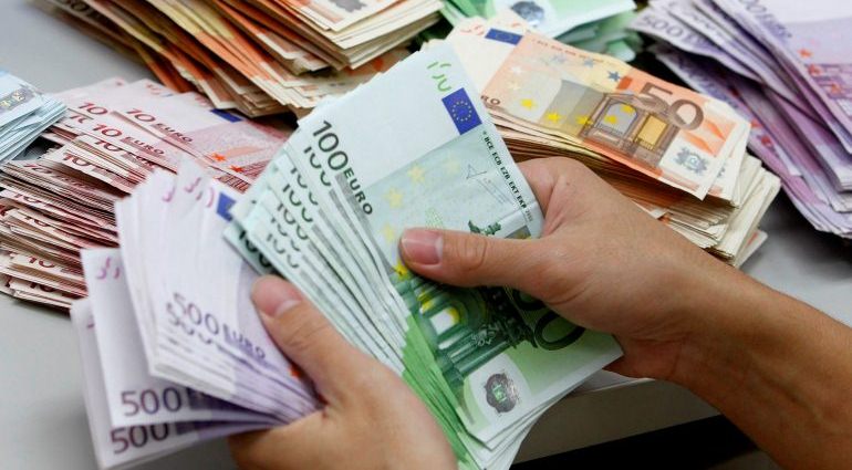 Euro ndal renien pas tre javesh, Agjencite: Ka nderhyre Banka e Shqiperise 